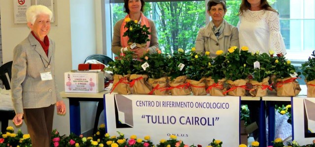 I nostri volontari con le roselline all’Ospedale S. Anna